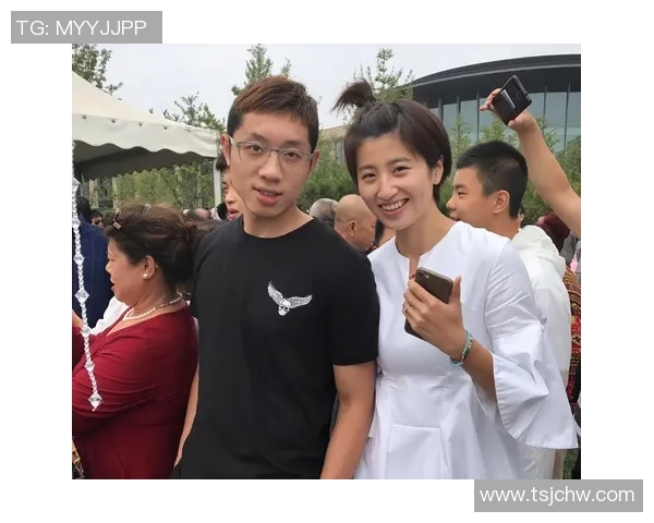 有爱!许昕一家四口逛举世影城,姚彦戴牛头帽许昕戴鹿角发饰反差萌